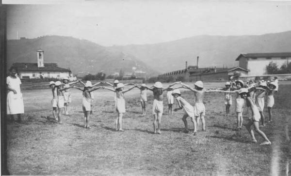 Fanciulli - Elioterapia: Giochi ginnici e sportivi -- Bergamo - Valtesse - Colonia elioterapica del Comitato di Bergamo della Croce Rossa Italiana