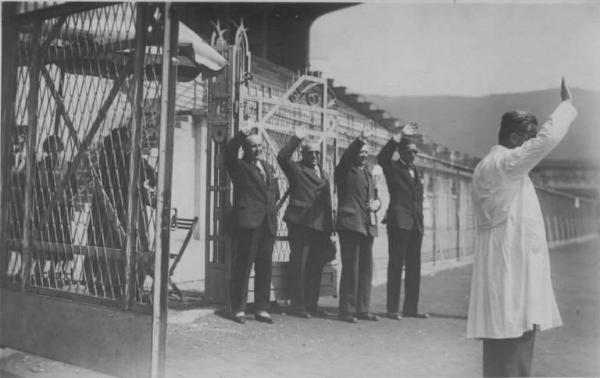 Croce Rossa Italiana - Comitato Provinciale di Bergamo - Colonia elioterapica - Visita da parte di autorità civili - Bergamo - Valtesse - Campo Polisportivo Mario Brumana / Pianetti, Annibale / Saluto fascista