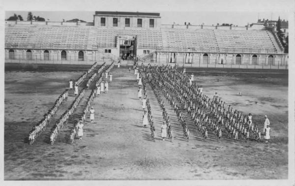 Bergamo - Valtesse - Campo Polisportivo Mario Brumana - Veduta / Educatrici e fanciulli - Elioterapia: Ginnastica -- Bergamo - Valtesse - Colonia elioterapica del Comitato Provinciale di Bergamo della Croce Rossa Italiana