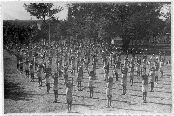 Fanciulli - Elioterapia: Ginnastica -- Bergamo - Polaresco - Colonia elioterapica del Comitato Provinciale di Bergamo della Croce Rossa Italiana