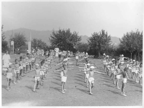 Fanciulli - Elioterapia: Ginnastica -- Bergamo - Polaresco - Colonia elioterapica del Comitato Provinciale di Bergamo della Croce Rossa Italiana