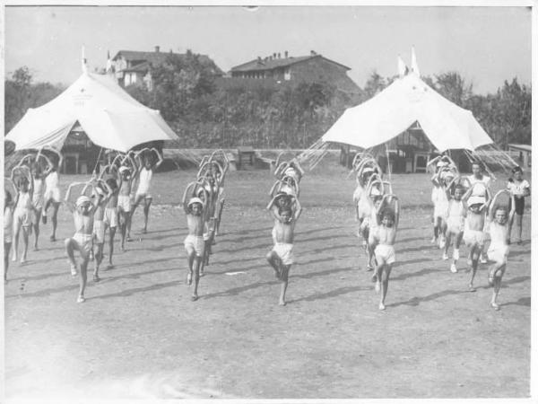 Croce Rossa Italiana - Comitato Provinciale di Bergamo - Colonia elioterapica - Materiale per accampamenti: Tende -- Bergamo - Polaresco / Fanciulle - Elioterapia: Ginnastica -- Bergamo - Polaresco - Colonia elioterapica del Comitato Provinciale di Bergamo della Croce Rossa Italiana