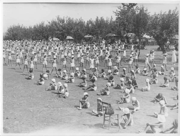 Fanciulli - Elioterapia: Ginnastica -- Bergamo - Polaresco - Colonia elioterapica del Comitato Provinciale di Bergamo della Croce Rossa Italiana