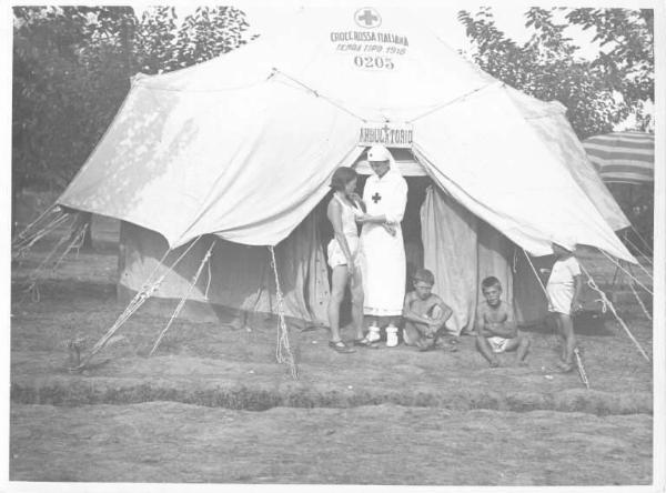 Croce Rossa Italiana - Comitato Provinciale di Bergamo - Colonia elioterapica - Ambulatorio - Impiego di tenda tipo 1918 -- Bergamo - Polaresco / Fanciulli - Assistenza sanitaria da parte di personale del Corpo delle Infermiere Volontarie del Comitato Provinciale di Bergamo della Croce Rossa Italiana -- Bergamo - Polaresco - Colonia elioterapica del Comitato di Bergamo della CRI - Ambulatorio