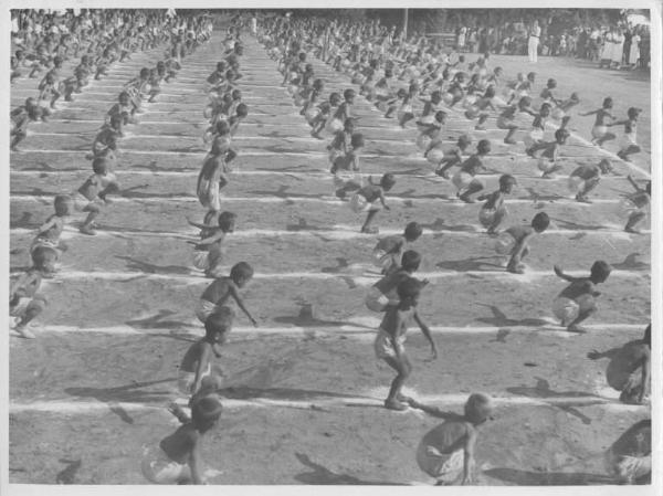 Fanciulli - Elioterapia: Ginnastica -- Bergamo - Polaresco - Colonia elioterapica del Comitato Provinciale di Bergamo della Croce Rossa Italiana