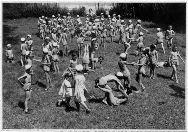 Fanciulle - Elioterapia: Giochi ginnici e sportivi -- Bergamo - Polaresco - Colonia elioterapica del Comitato Provinciale di Bergamo della Croce Rossa Italiana