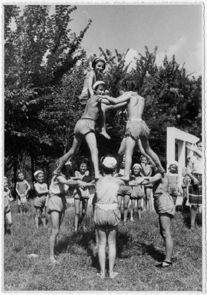 Fanciulle - Elioterapia: Giochi ginnici e sportivi -- Bergamo - Polaresco - Colonia elioterapica del Comitato Provinciale di Bergamo della Croce Rossa Italiana