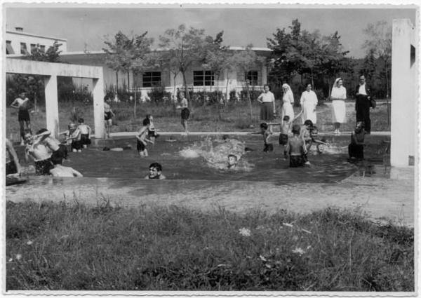 Fanciulli - Elioterapia: Giochi ginnici e sportivi e nuoto -- Bergamo - Polaresco - Colonia elioterapica del Comitato Provinciale di Bergamo della Croce Rossa Italiana - Piscina