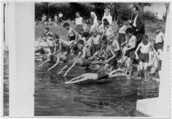 Fanciulli - Elioterapia: Nuoto -- Bergamo - Polaresco - Colonia elioterapica del Comitato Provinciale di Bergamo della Croce Rossa Italiana - Piscina