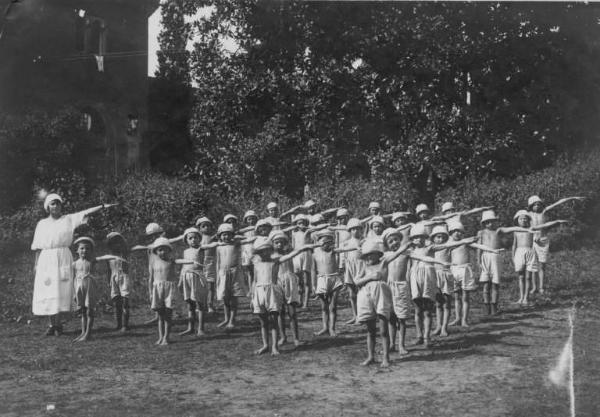 Fanciulli - Elioterapia: Ginnastica -- Stezzano - Colonia elioterapica Pippo Maria Manzoni