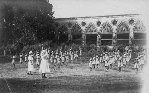 Fanciulli - Elioterapia: Ginnastica -- Stezzano - Colonia elioterapica Pippo Maria Manzoni