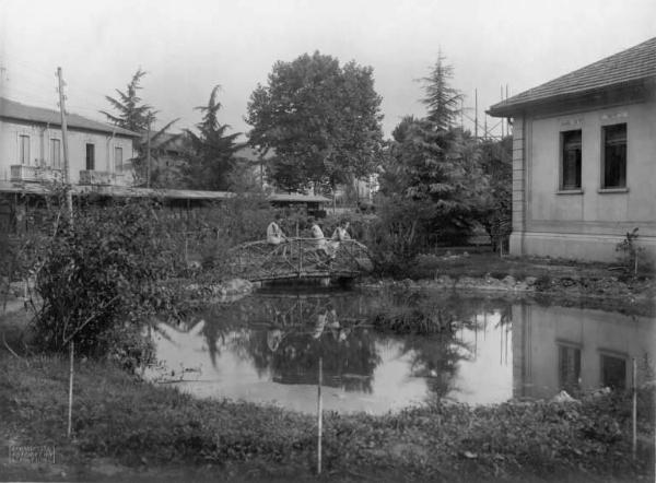 Scuola all'aperto Umberto di Savoia - Giardino e lago artificiale -- Milano - ex Trotter