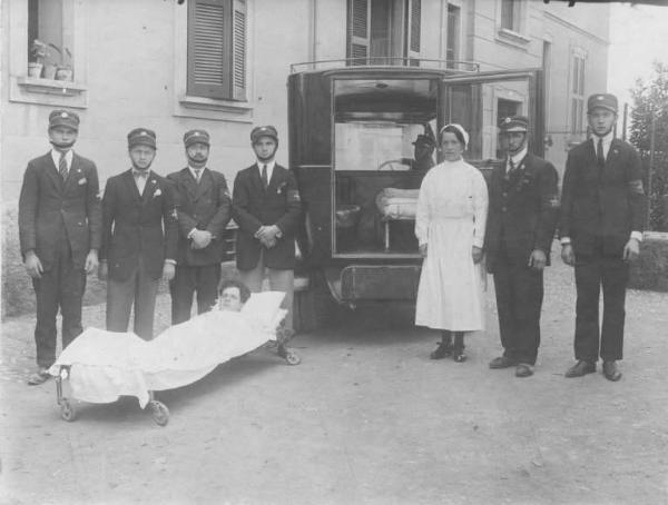 Malato - Trasporto - Impiego di un'autoambulanza Fiat da parte del personale della Croce d'Oro dell'Assistenza Infermieri Ospedale Maggiore -- Bergamo