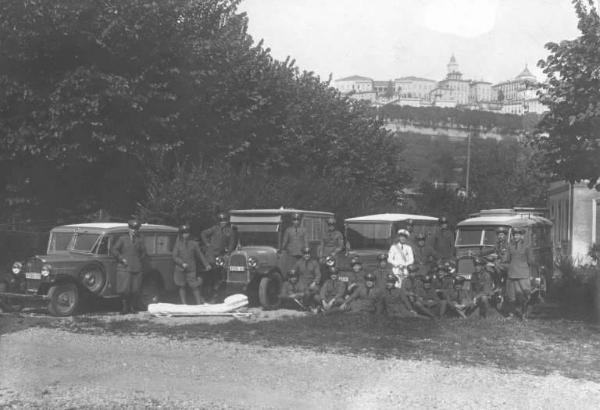 Croce Rossa Italiana - Comitato Provinciale di Bergamo - Autoambulanze Fiat -- Bergamo - Viale Vittorio Emanuele / Croce Rossa Italiana - Comitato Provinciale di Bergamo - Corpo Militare - Personale -- Bergamo - Viale Vittorio Emanuele / Truffelli, Giosuè