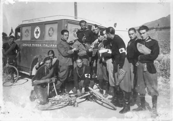 Bicicletta - Danni da incidente stradale / Croce Rossa Italiana - Autoambulanza / Fascismo - Abbigliamento / Incidente stradale - Pronto soccorso da parte di personale della Croce Rossa Italiana / Infortunato - Assistenza sanitaria da parte di personale della Croce Rossa Italiana