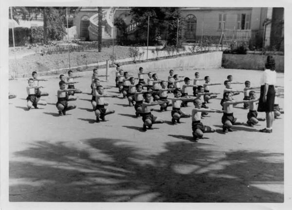 Fanciulli libici - Ginnastica -- Mentone - Colonie bimbi libici - Alloggiamento B. Mussolini