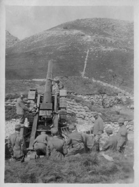 Bombardamenti - Impiego di un cannone da parte di artiglieri dell'esercito italiano -- Monte Novegno