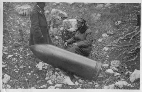 Proietto di artiglieria - Confronto con le dimensioni del corpo umano -- Valle Lagarina