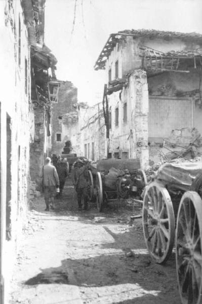 Esercito italiano - Artiglieria -- Slovenia - Canale d'Isonzo - Strada / Slovenia - Canale d'Isonzo - Edifici - Danni di guerra