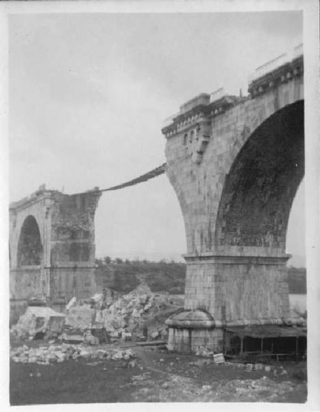 Ponte ferroviario - Danni di guerra -- Isonzo (Fiume)