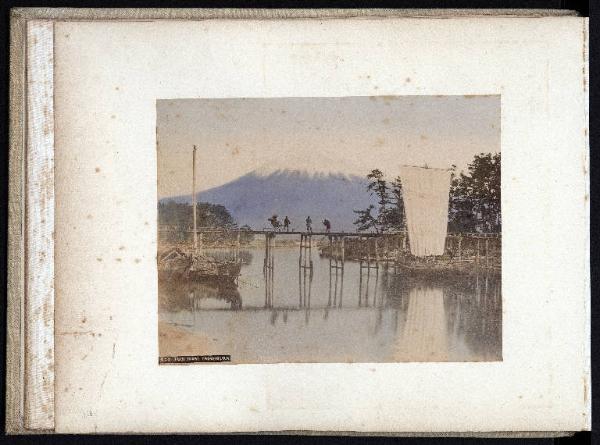 Giappone - Tagonura - Veduta del Monte Fuji / Giappone - Tagonura - Veduta del fiume Numa con ponte in legno ed imbarcazioni