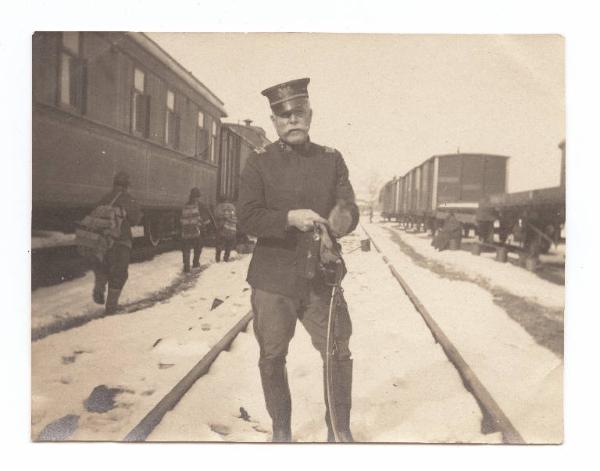 Guerra russo-giapponese - Ritratto maschile - Militare - Addetto militare americano al campo russo Maggiore Montgomery Meigs Macomb in una stazione ferroviaria - Russia - Manciuria