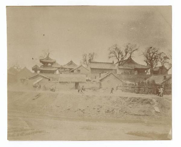 Guerra russo-giapponese - Russia - Manciuria - Liaoyang - Edifici di culto ed abitazioni di fronte alla porta ovest della città di Liaoyang