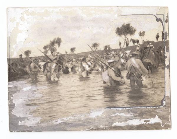 Guerra russo-giapponese - Russia - Manciuria - Soldati dell'esercito russo guadano il fiume Shakhè durante la ritirata da Liaoyang