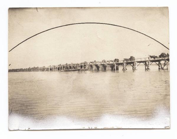 Guerra russo-giapponese - Russia - Manciuria - Carovana dell'esercito russo attraversa il ponte sul fiume Hungkhe durante la ritirata da Liaoyang