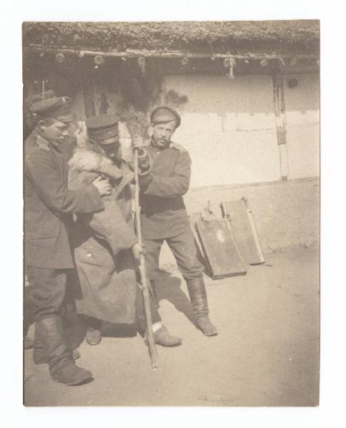 Guerra russo-giapponese - Russia - Manciuria - Soldato prigioniero giapponese ferito sorretto da due soldati russi