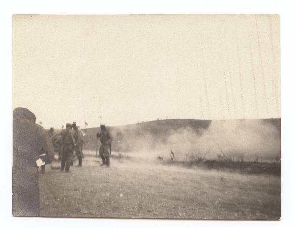 Guerra russo-giapponese - Russia - Manciuria - Paziazia - Esplosione di un colpo da un obice azionato da militari russi durante la battaglia di Mudken