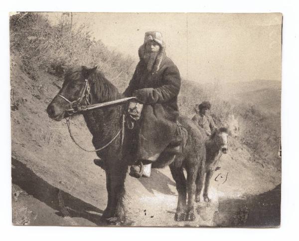 Guerra russo-giapponese - Ritratto maschile - Militari - Tenente di Vascello Filippo Camperio a cavallo accompagnato dal militare russo Cerenkov durante la ritirata da Mukden - Russia - Manciuria