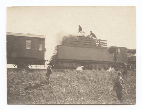Guerra russo-giapponese - Russia - Manciuria - Treno degli addeti militari esteri al campo russo fermo su un binario per un incendio al carico di legna