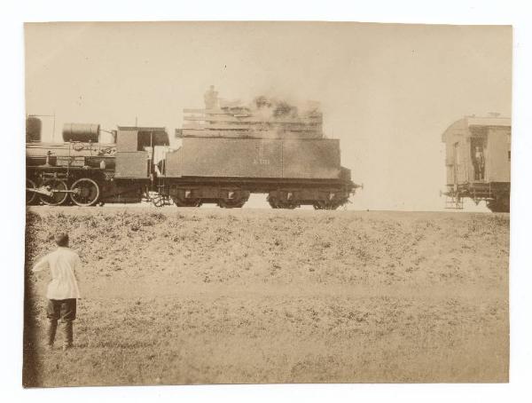 Guerra russo-giapponese - Russia - Manciuria - Treno degli addeti militari esteri al campo russo fermo su un binario per un incendio al carico di legna