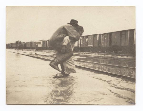 Guerra russo-giapponese - Russia - Manciuria - Gungiulin - Uomo cinese trasporta sulle spalle un pope russo nella stazione ferroviaria di Gungiulin allagata da una inondazione