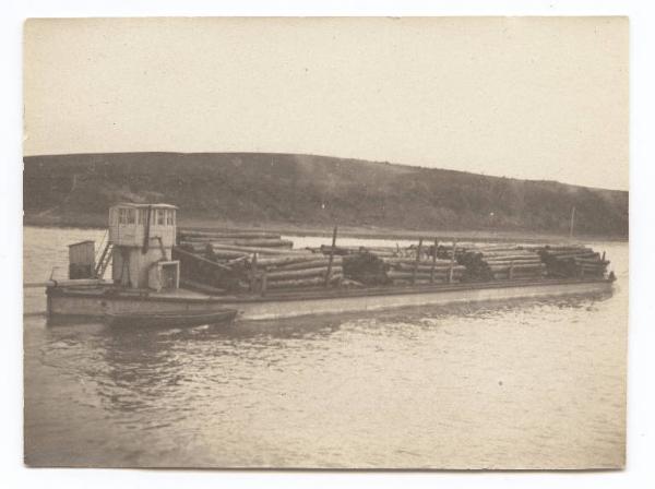 Guerra russo-giapponese - Russia - Manciuria - Khabarovsk - Chiatta per il trasporto di tronchi in navigazione sul fiume Amur