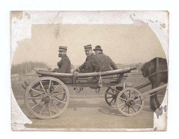 Guerra russo-giapponese - Ritratto maschile - Militari - Capitano francese Boucé e Maggiore medico francese Follenfant a bordo di un carro del tipo telega - Russia - Manciuria