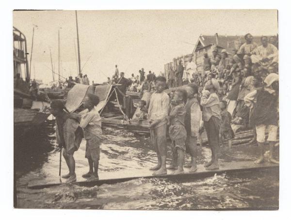 Guerra russo-giapponese - Russia - Manciuria - Sansin - Bambini cinesi sul molo del porto fluviale di Sansin