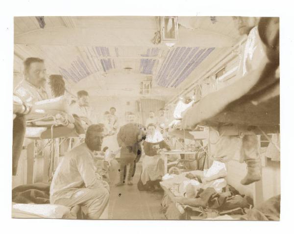Guerra russo-giapponese - Russia - Manciuria - Medici, crocerossine e soldati russi feriti in una carrozza di treno ospedale