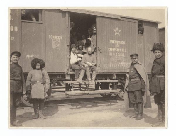 Guerra russo-giapponese - Russia - Manciuria - Harbin - Militari russi in una carrozza ferroviaria per il trasporto di feriti non gravi