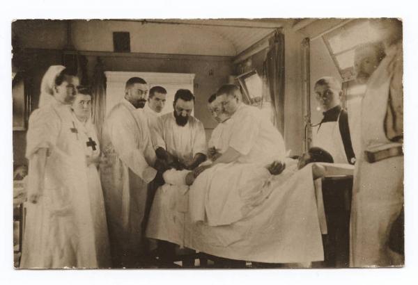 Guerra russo-giapponese - Russia - Intervento chirurgico nella sala operatoria di un treno ospedale