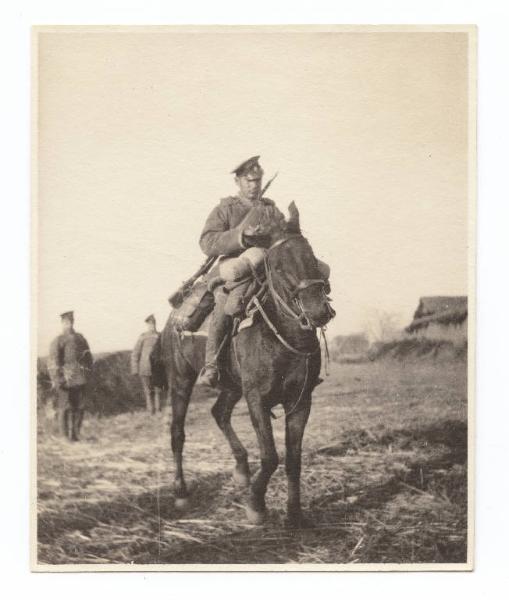 Guerra russo-giapponese - Ritratto maschile - Militare - Dragone russo del 52° reggimento a cavallo visto di fronte - Russia - Manciuria - Saimazi