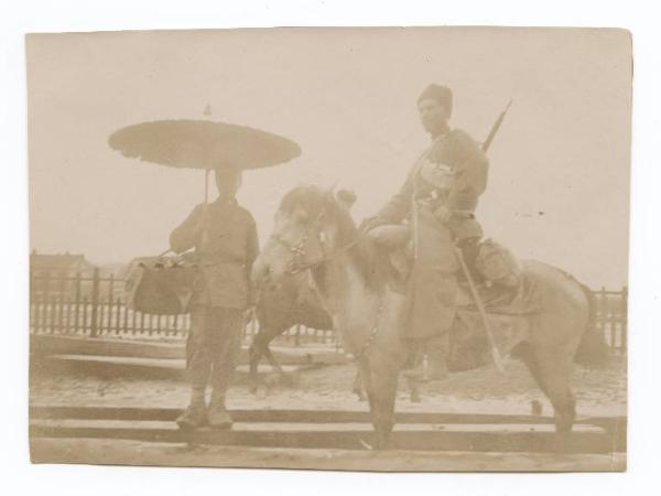 Guerra russo-giapponese - Ritratto maschile - Militari - Cavaliere cosacco del Caucaso della scorta del Generale Conte Fedor Keller a cavallo, e palafreniere cinese - Russia - Manciuria
