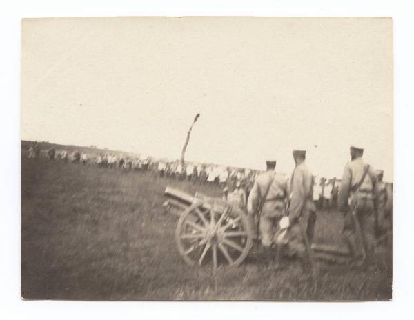 Guerra russo-giapponese - Russia - Manciuria - Khosciulinza - Sparo di obice Krupp da 120 mm per una dimostrazione ad ufficiali russi ed esteri