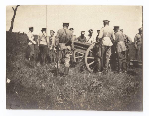 Guerra russo-giapponese - Russia - Manciuria - Khosciulinza - Addetti al pezzo preparano un obice Krupp da 120 mm per una dimostrazione ad ufficiali russi ed esteri