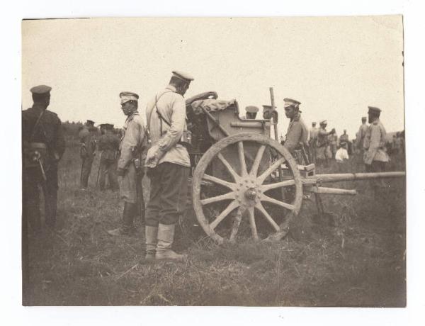 Guerra russo-giapponese - Russia - Manciuria - Khosciulinza - Militare osserva il cassone di un obice Krupp da 120 mm durante una dimostrazione ad ufficiali russi ed esteri