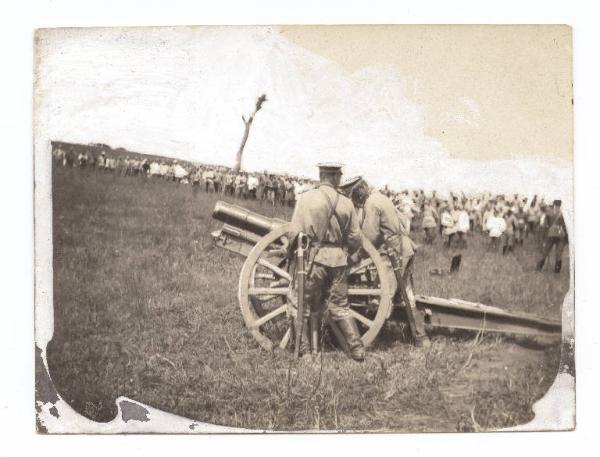 Guerra russo-giapponese - Russia - Manciuria - Khosciulinza - Addetti al pezzo preparano un obice Krupp da 120 mm per una dimostrazione ad ufficiali russi ed esteri