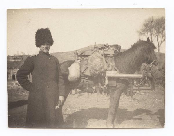 Guerra russo-giapponese - Ritratto maschile - Militare - Capitano russo Pavel Petrovic Skoropatzky con cavallo dell'artiglieria da montagna caricato con parti di affusto di cannone - Russia - Manciuria