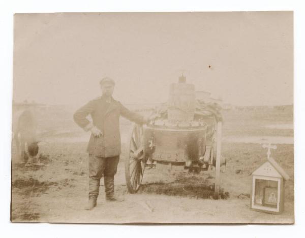 Guerra russo-giapponese - Ritratto maschile - Militare - Soldato russo accanto ad una cucina da campo e tabernacolo con icona - Russia - Manciuria - Liaoyang