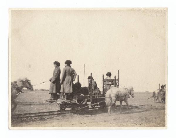Guerra russo-giapponese - Russia - Manciuria - Mukden - Militari russi su un carro ferroviario trainato da cavalli